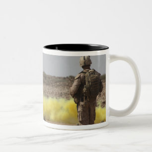 Marines bieten Sicherheit Zweifarbige Tasse