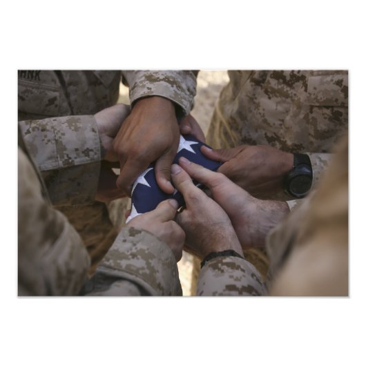 Marines falten eine amerikanische Flagge Fotodruck (Vorne)