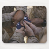 Marines falten eine amerikanische Flagge Mousepad (Vorne)
