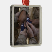 Marines falten eine amerikanische Flagge Silbernes Ornament (Rechts)