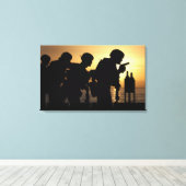 Marines feuern 9mm Handfeuerwaffen Leinwanddruck (Insitu (Holzboden))