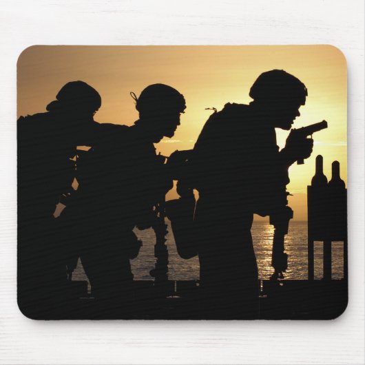 Marines feuern 9mm Handfeuerwaffen Mousepad (Vorne)