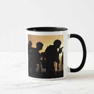 Marines feuern 9mm Handfeuerwaffen Tasse
