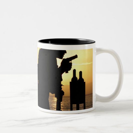 Marines feuern 9mm Handfeuerwaffen Zweifarbige Tasse (Rechts)