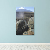 Marines feuern ein Maschinengewehr vom Typ M2 50 Leinwanddruck (Insitu (Holzboden))