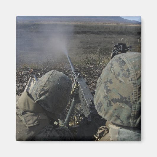 Marines feuern ein Maschinengewehr vom Typ M2 50 Magnet (Vorne)