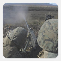 Marines feuern ein Maschinengewehr vom Typ M2 50