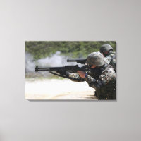 Marines feuern Schusswaffen