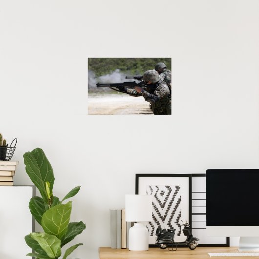 Marines feuern Schusswaffen Poster (Heimbüro)