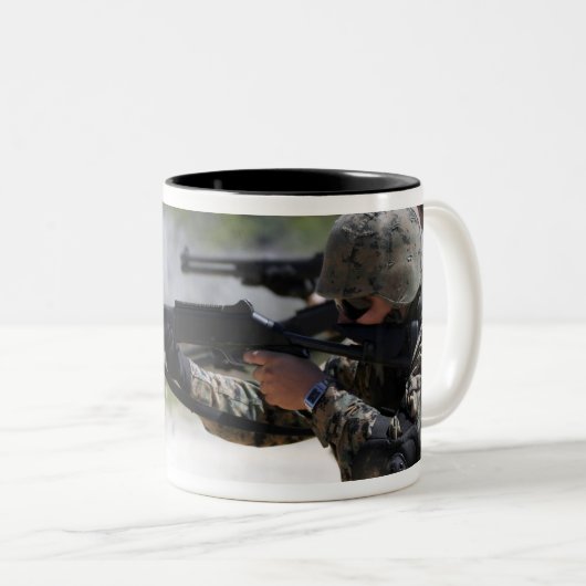 Marines feuern Schusswaffen Zweifarbige Tasse (VorderseiteRechts)
