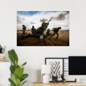 Marines Fire a M77-A2 Howitzer Poster (Heimbüro)