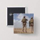 Marines scannen den Horizont für aufständische Akt Button (Vorne & Hinten)