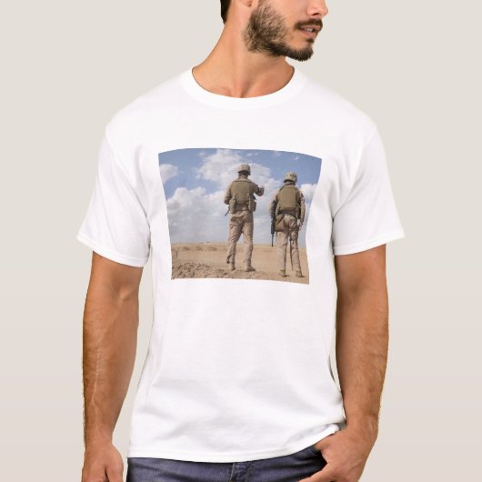 Marines scannen den Horizont für aufständische Akt T-Shirt (Vorderseite)