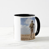 Marines scannen den Horizont für aufständische Akt Tasse (VorderseiteRechts)