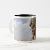 Marines scannen den Horizont für aufständische Akt Zweifarbige Tasse (Vorderseite Links)