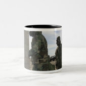 Marines und Seeleute legen sich in die Gaskammer e Zweifarbige Tasse (Mittel)