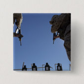 Marines wechseln Zeitschriften inmitten der Entlas Button (Vorderseite)