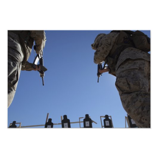 Marines wechseln Zeitschriften inmitten der Entlas Fotodruck (Vorne)