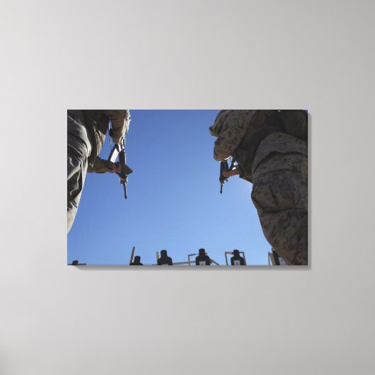 Marines wechseln Zeitschriften inmitten der Entlas Leinwanddruck (Vorderseite)