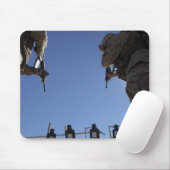 Marines wechseln Zeitschriften inmitten der Entlas Mousepad (Mit Mouse)