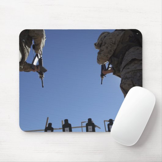 Marines wechseln Zeitschriften inmitten der Entlas Mousepad (Mit Mouse)