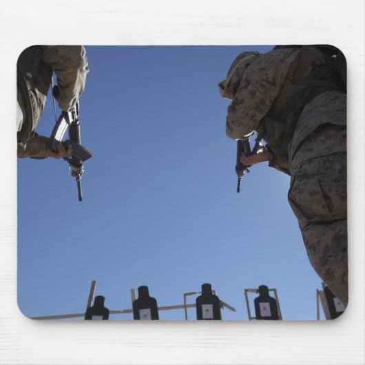 Marines wechseln Zeitschriften inmitten der Entlas Mousepad (Vorne)