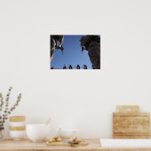 Marines wechseln Zeitschriften inmitten der Entlas Poster (Küche)