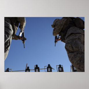 Marines wechseln Zeitschriften inmitten der Entlas Poster