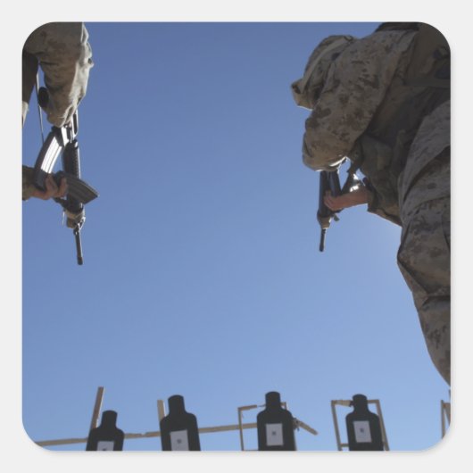 Marines wechseln Zeitschriften inmitten der Entlas Quadratischer Aufkleber (Vorderseite)