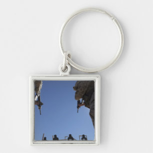 Marines wechseln Zeitschriften inmitten der Entlas Schlüsselanhänger