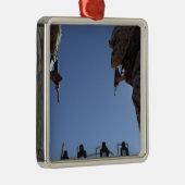 Marines wechseln Zeitschriften inmitten der Entlas Silbernes Ornament (Rechts)