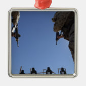 Marines wechseln Zeitschriften inmitten der Entlas Silbernes Ornament (Vorne)