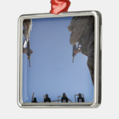 Marines wechseln Zeitschriften inmitten der Entlas Silbernes Ornament (Links)