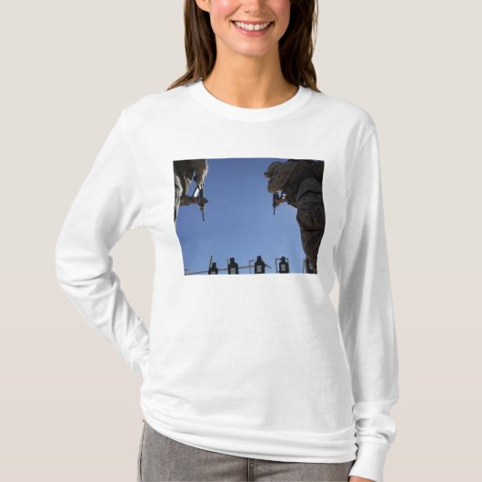 Marines wechseln Zeitschriften inmitten der Entlas T-Shirt (Vorderseite)