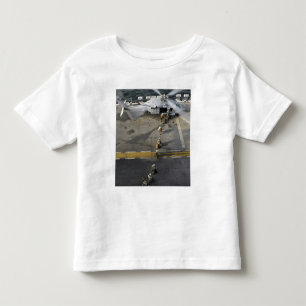 Marinesoldaten bereiten vor sich, ein MH-60S zu Kleinkind T-shirt
