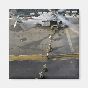 Marinesoldaten bereiten vor sich, ein MH-60S zu Magnet