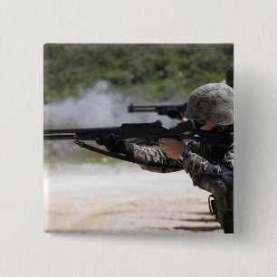 Marinesoldaten, die Schrotflinten abfeuern Button