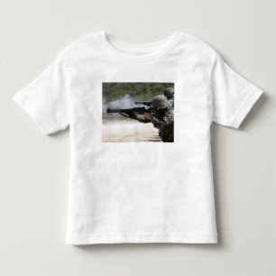 Marinesoldaten, die Schrotflinten abfeuern Kleinkind T-shirt