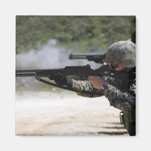 Marinesoldaten, die Schrotflinten abfeuern Magnet