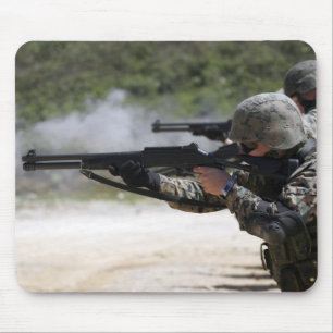 Marinesoldaten, die Schrotflinten abfeuern Mousepad