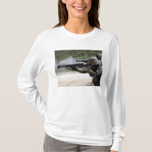 Marinesoldaten, die Schrotflinten abfeuern T-Shirt