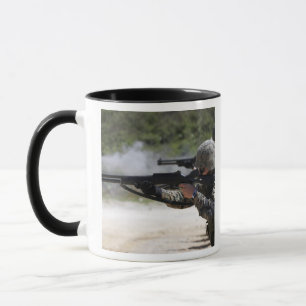 Marinesoldaten, die Schrotflinten abfeuern Tasse