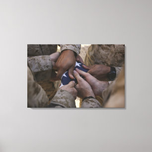 Marinesoldaten falten eine amerikanische Flagge Leinwanddruck