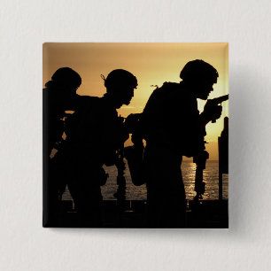 Marinesoldaten feuern 9mm Pistolen ab Button