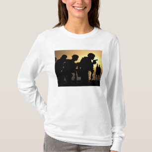 Marinesoldaten feuern 9mm Pistolen ab T-Shirt