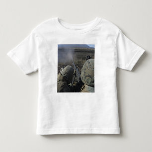 Marinesoldaten feuern ein Kaliber-Maschinengewehr Kleinkind T-shirt