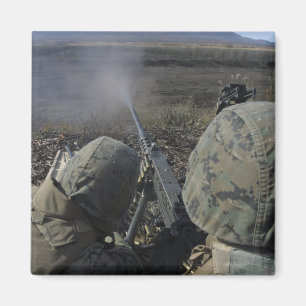 Marinesoldaten feuern ein Kaliber-Maschinengewehr Magnet