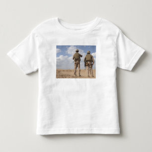 Marinesoldaten scannen den Horizont auf Kleinkind T-shirt