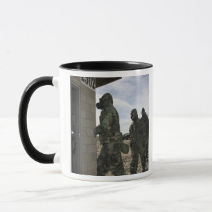 Marinesoldaten und Seeleute archivieren in die Tasse