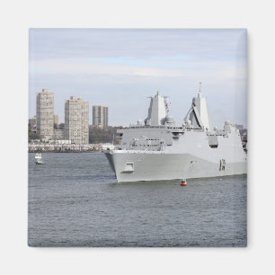 Marinesoldaten und Seeleute bemannen die Schienen Magnet